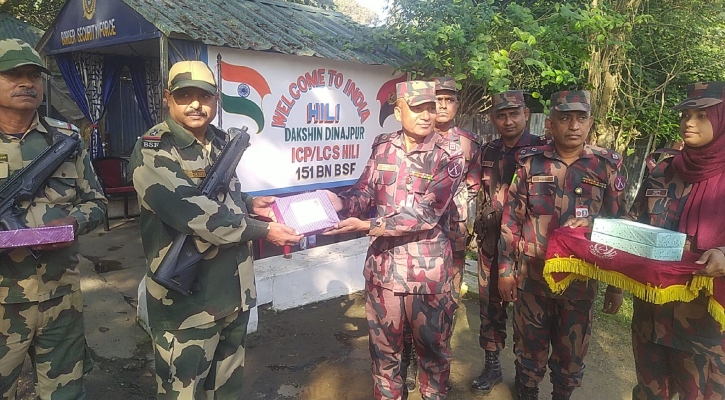 মিষ্টি উপহার দিয়ে সীমান্তে বিজিবি ও বিএসএফের শুভেচ্ছা বিনিময়